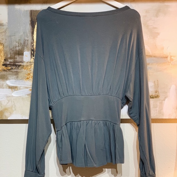 Express Blouse - Picture 2 of 4